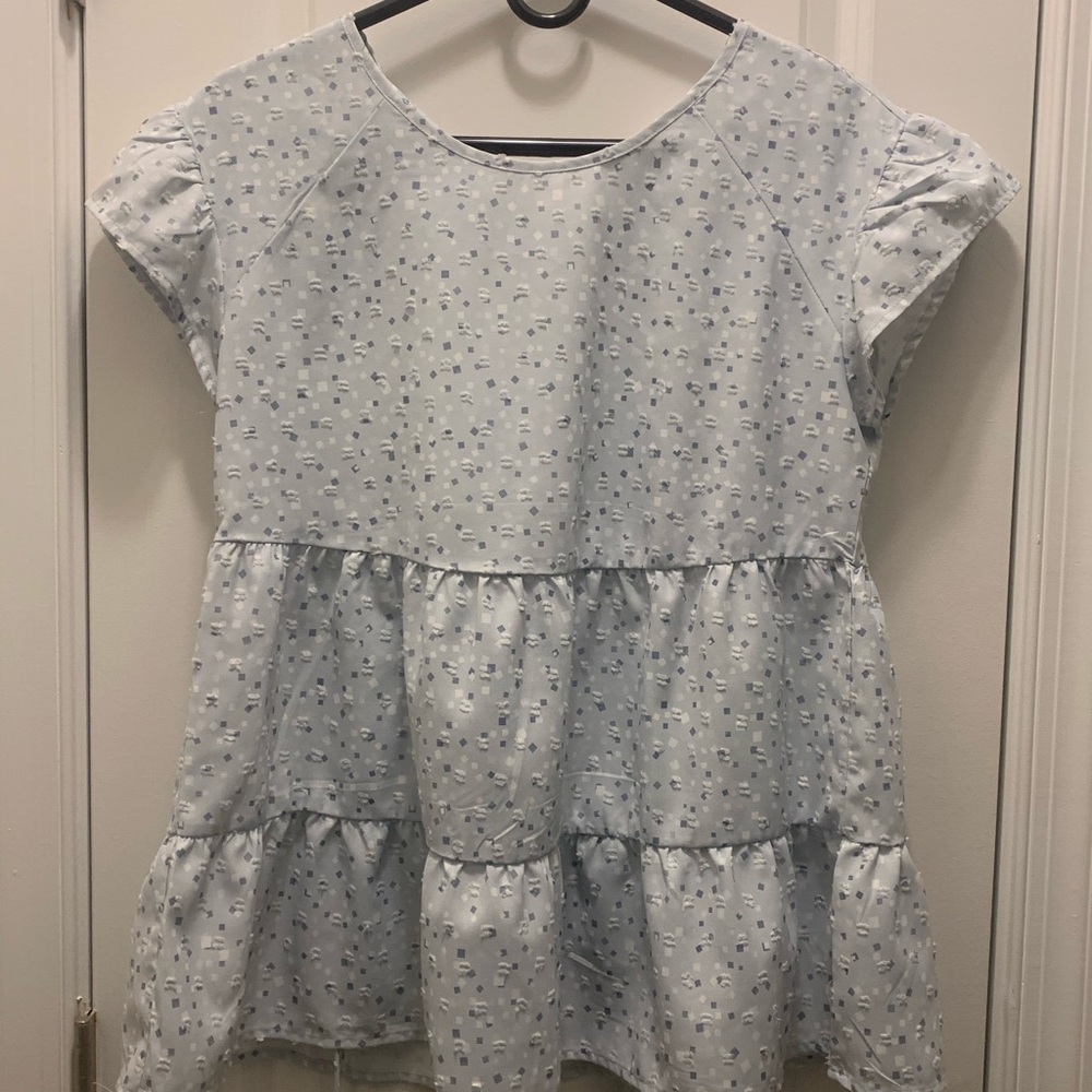 NWOT BOUTIQUE RUFFLED TOP. SMALL